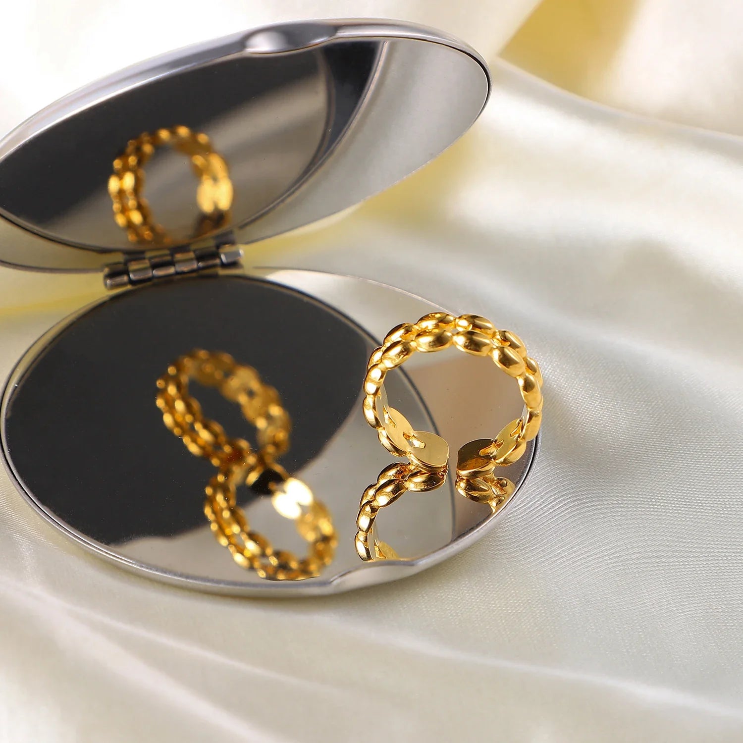 18k Oval Bead Ring